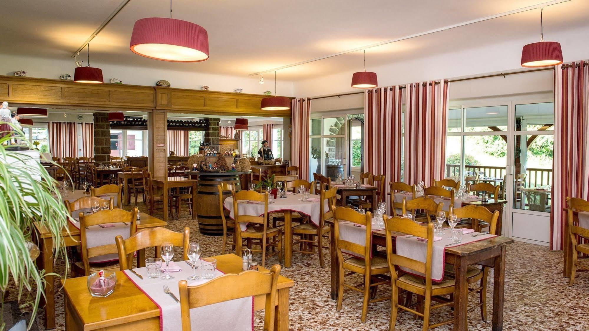 Logis Hotel Ur-Hegian Эноа Экстерьер фото