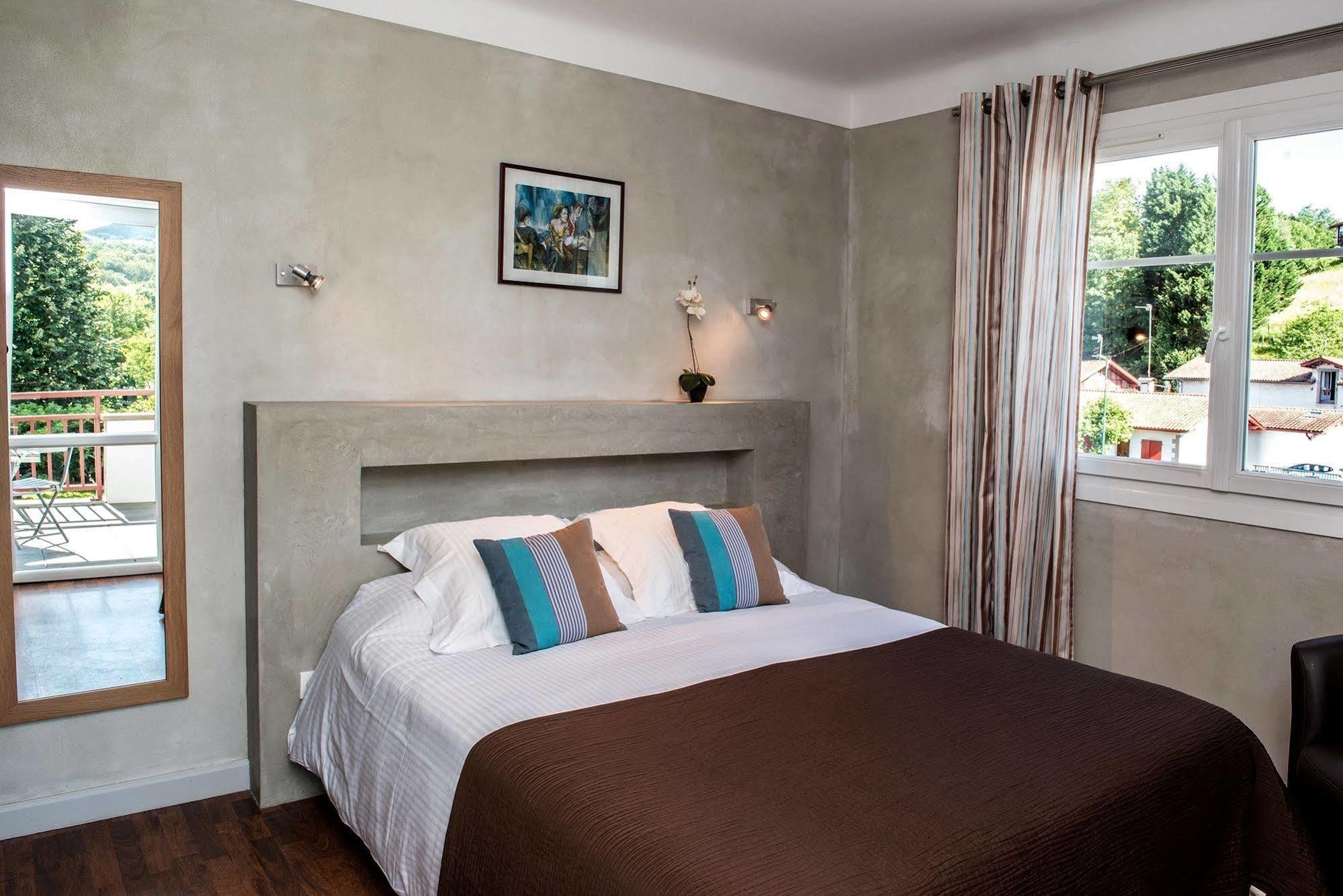 Logis Hotel Ur-Hegian Эноа Экстерьер фото